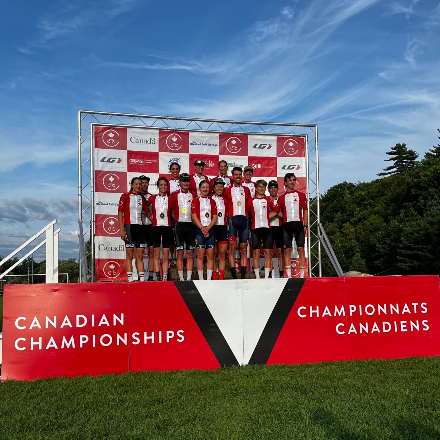 LES COUREURS BRAVENT LES ÉLÉMENTS LORS DES CHAMPIONNATS CANADIENS DE MTB XCO ET XCC
