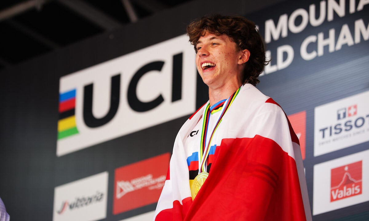 GRANDE NOUVELLE : JACKSON GOLDSTONE DÉCROCHE LE TITRE MONDIAL DE DESCENTE ÉLITE À CHAMPÉRY 