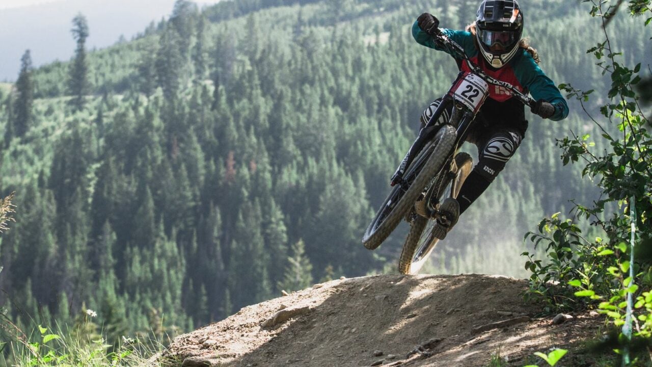 SUN PEAKS S’APPRETE A ACCUEILLIR LES CHAMPIONNATS CANADIENS DE VTT DE DESCENTE 2026 DANS LE CADRE DE LA SÉRIE D’ÉTÉ DUNBAR